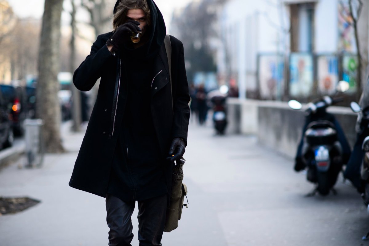 Парень в черном плаще