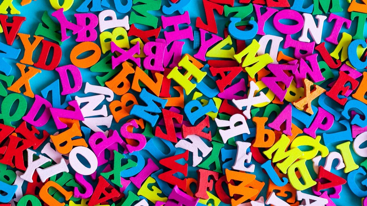 Разбросанные цветные буквы
