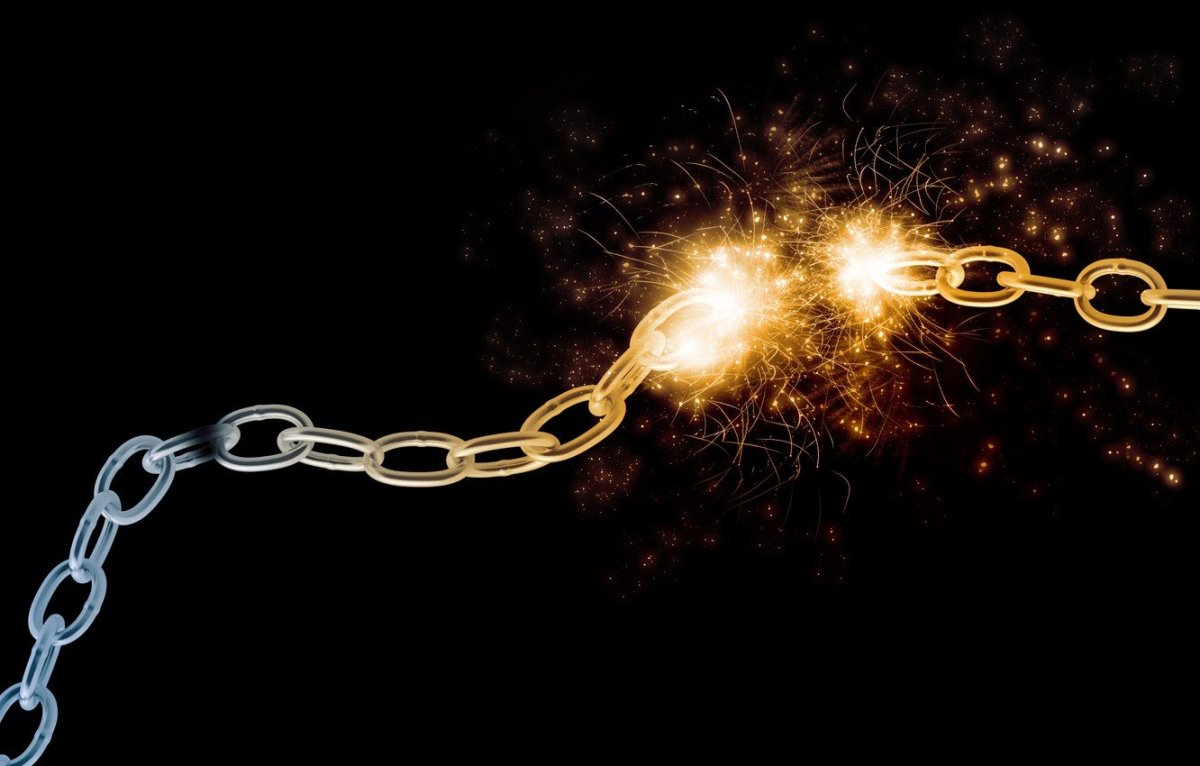 Золотая цепь на черном фоне