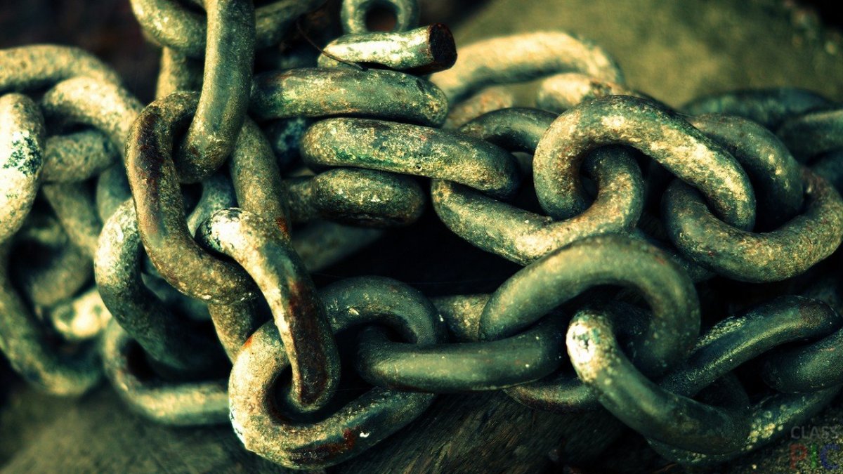 Металлический стол на цепях