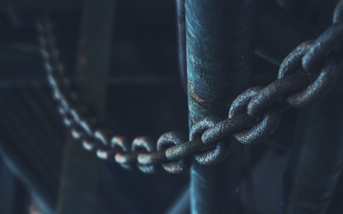 Цепи на темном фоне