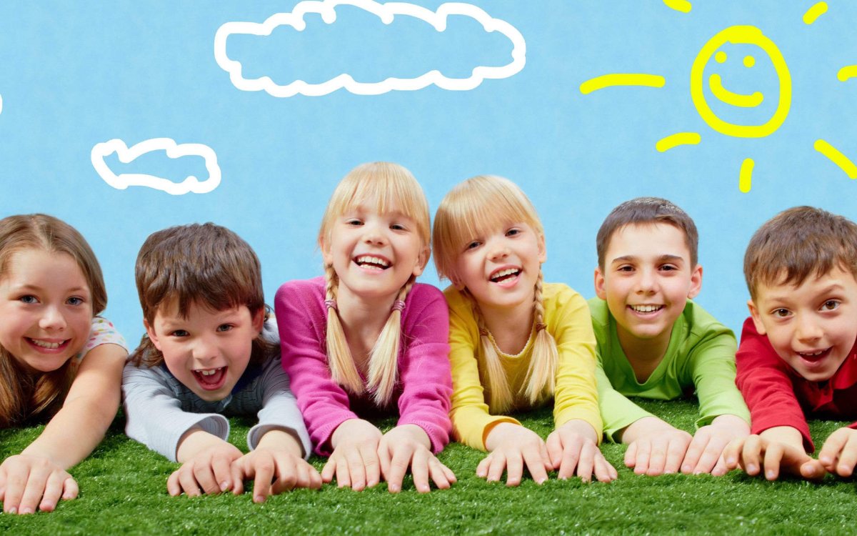 Дети вместе улыбаются