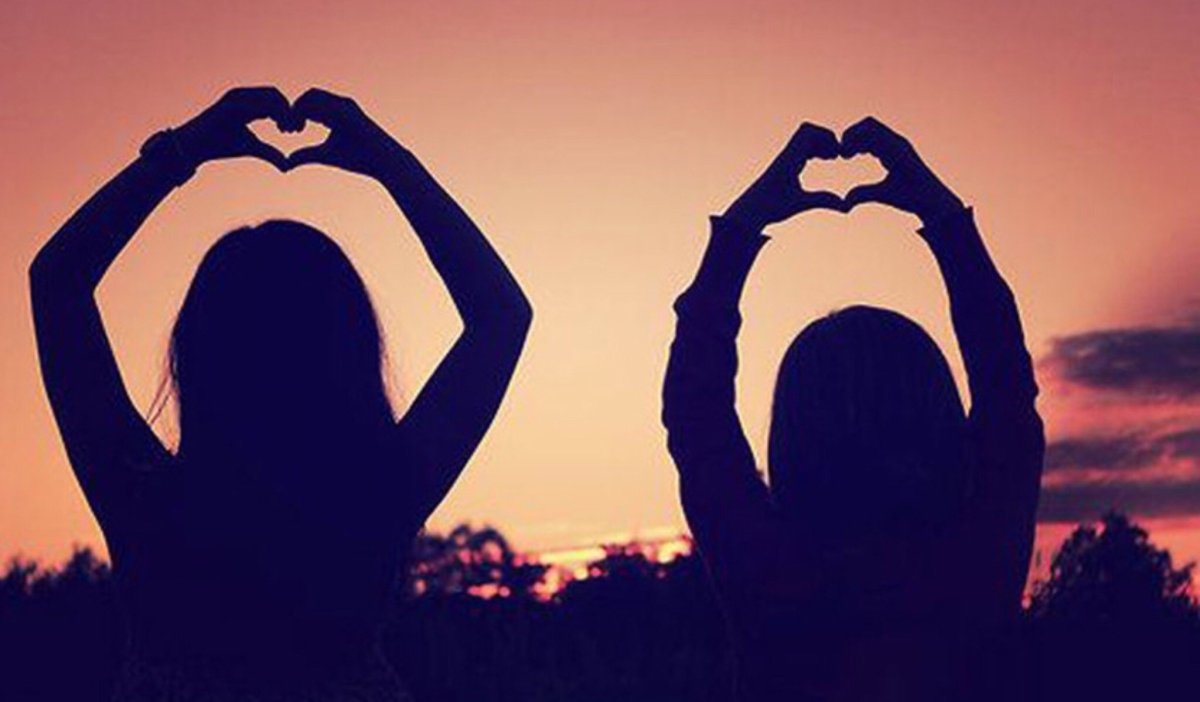 Сердце руками с лучшей подругой