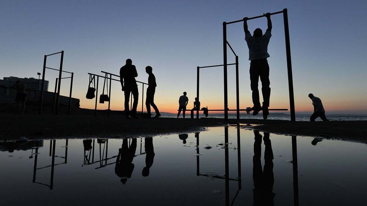 Турник на закате