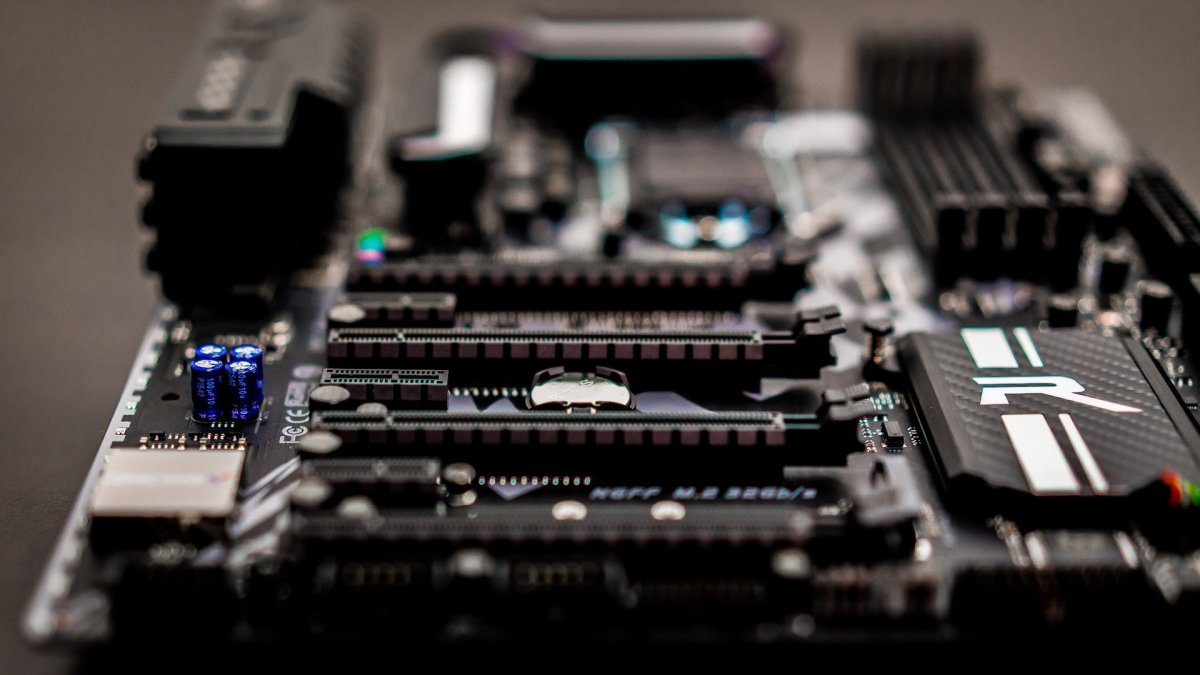 Материнские платы на черном фоне