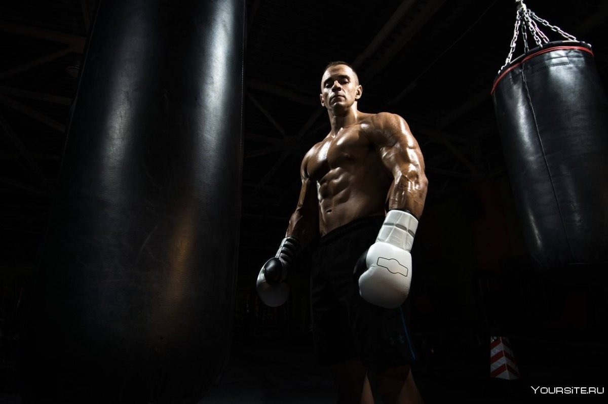 Боксер в спортзале