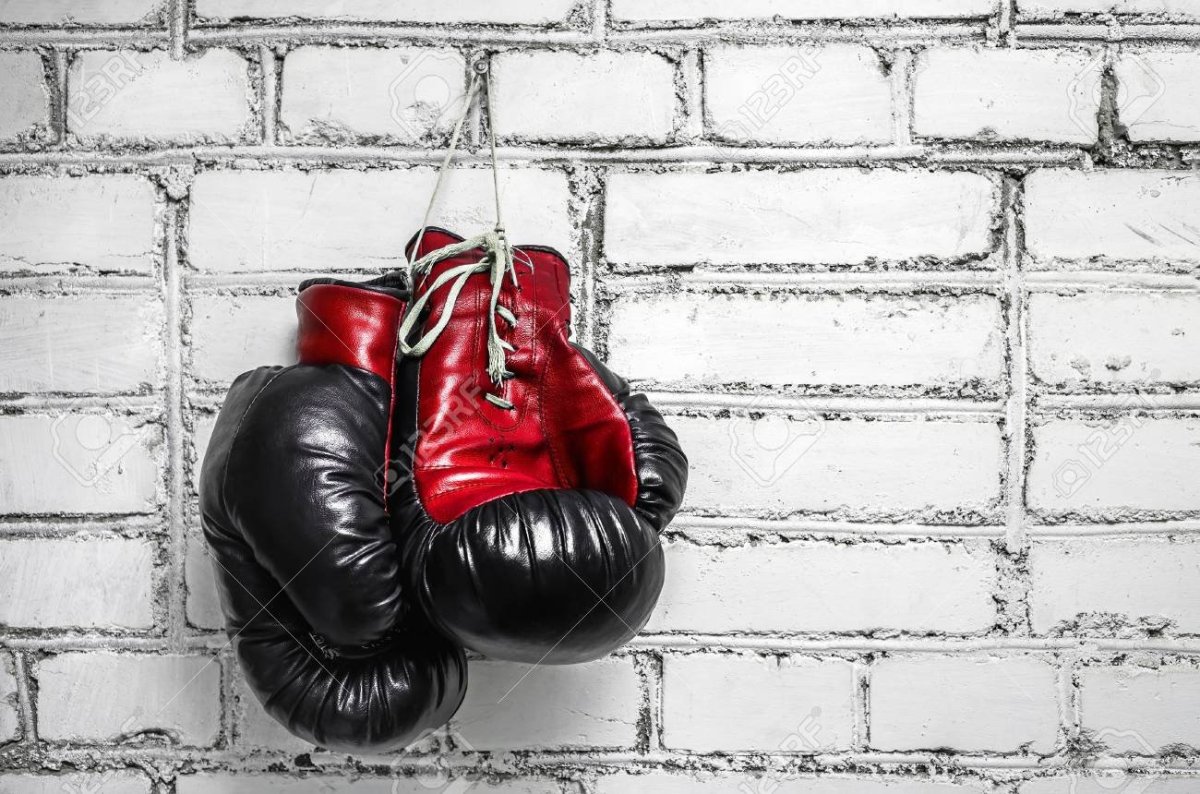 Боксерские перчатки на стене