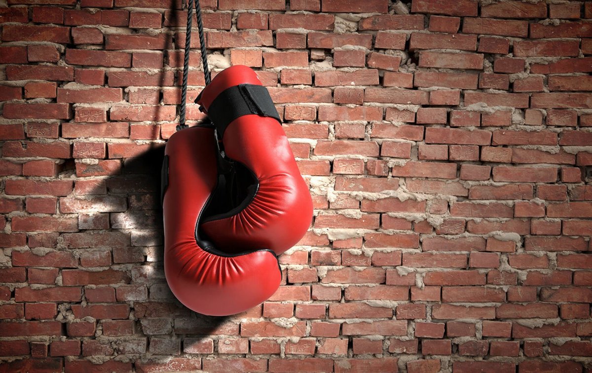Боксерские перчатки на фоне кирпичной стены