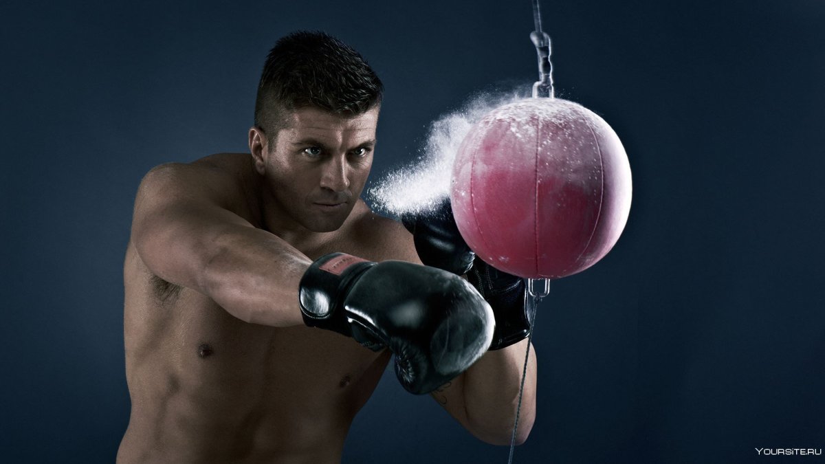 Мужчина в боксерских перчатках