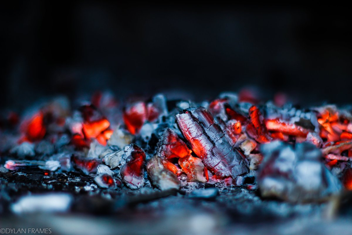 Костер дотлевающие угли