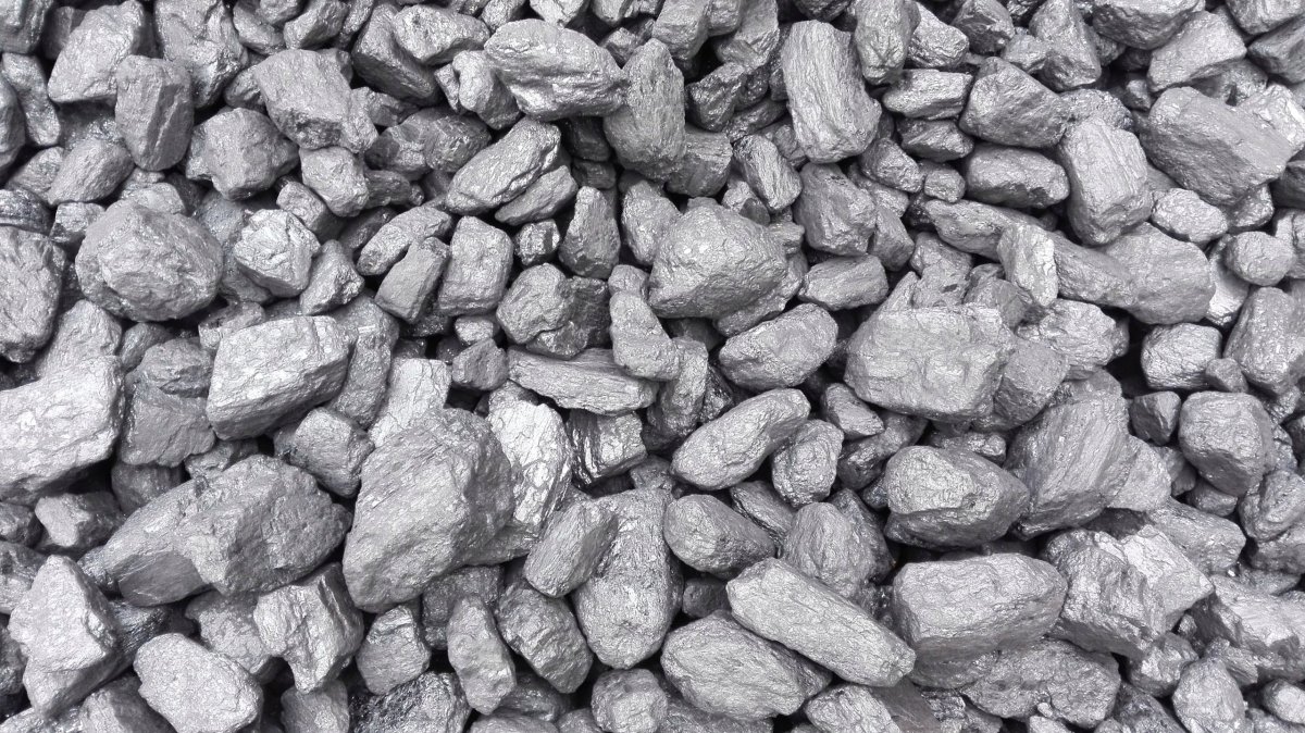 Уголь на белом фоне