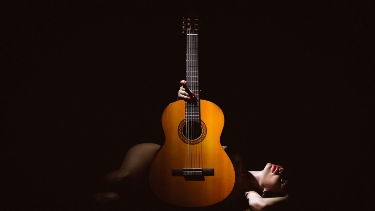 Рояль на черном фоне