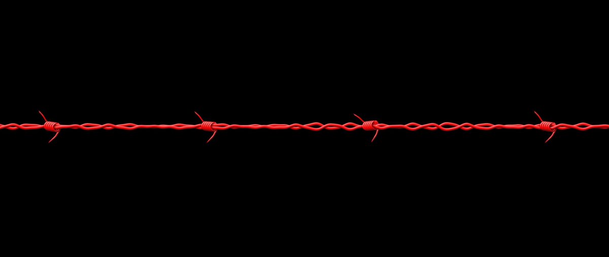 Колючая проволока на черном фоне