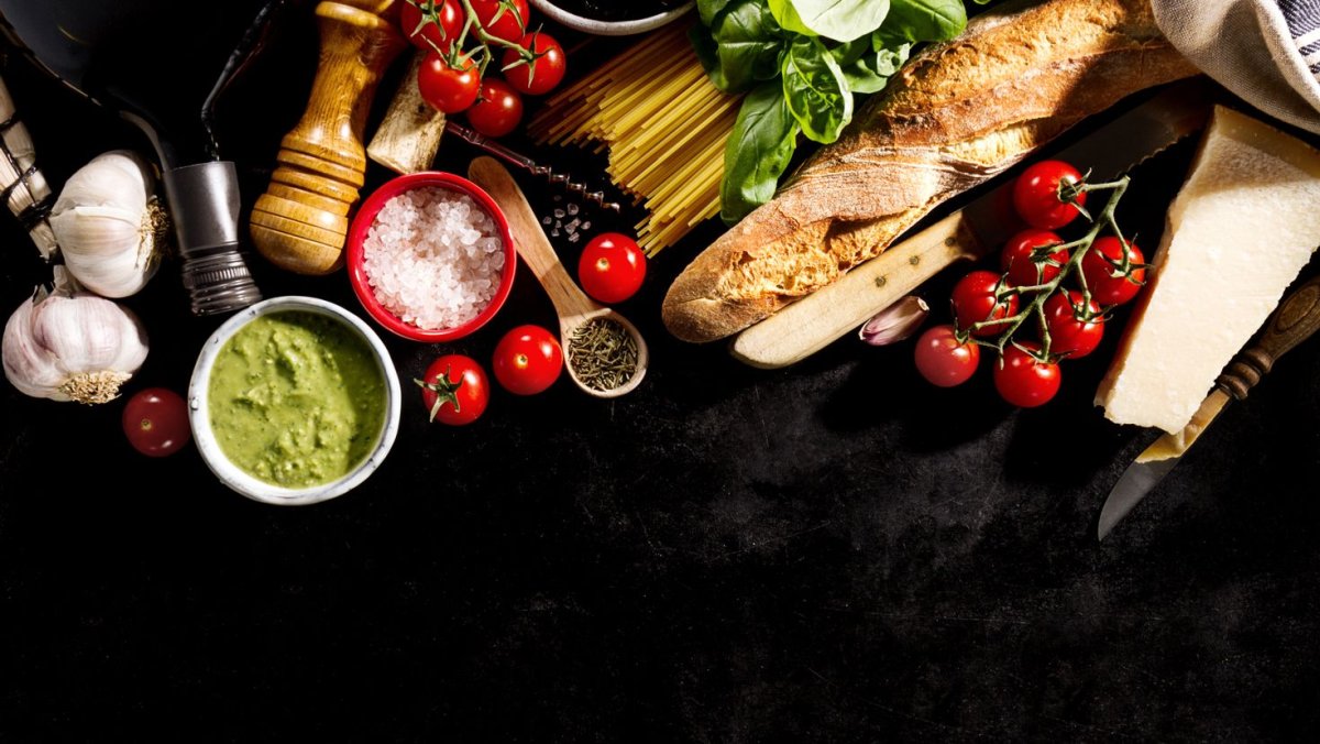 Продукты на черном фоне