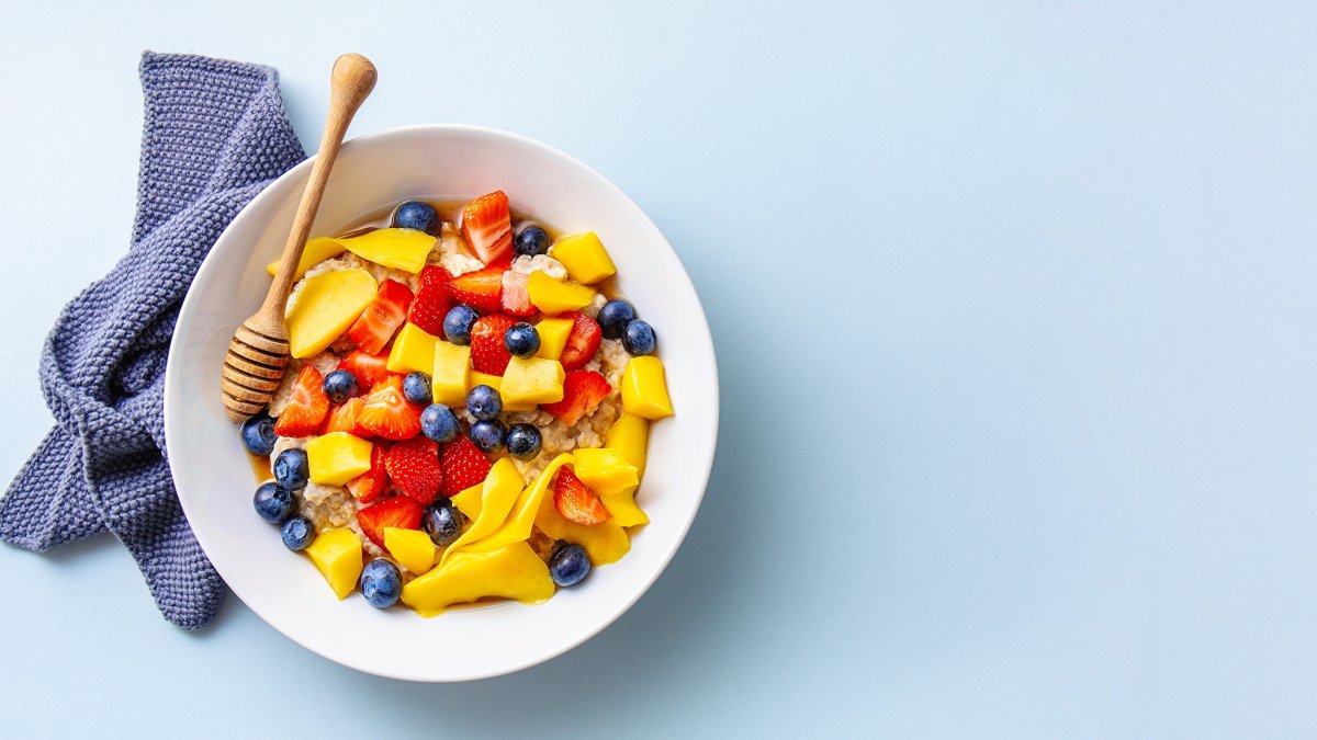 Тарелка с фруктами вид сверху