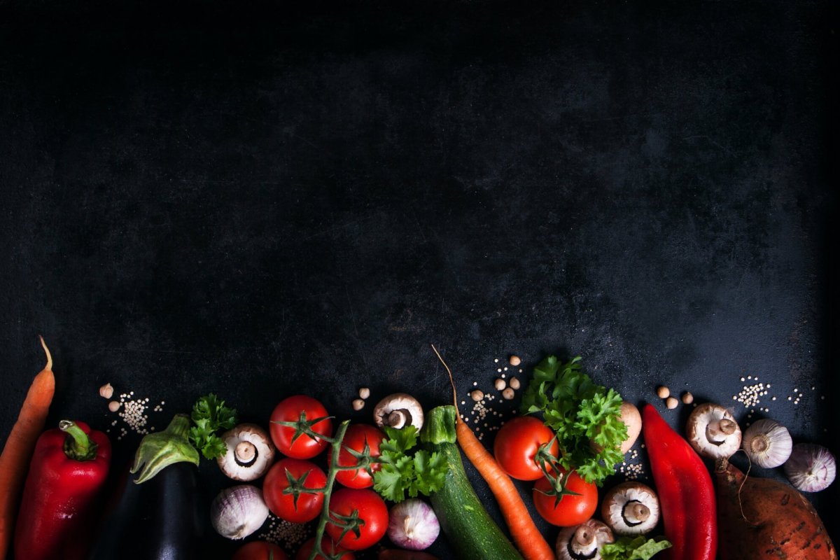 Продукты на темном фоне