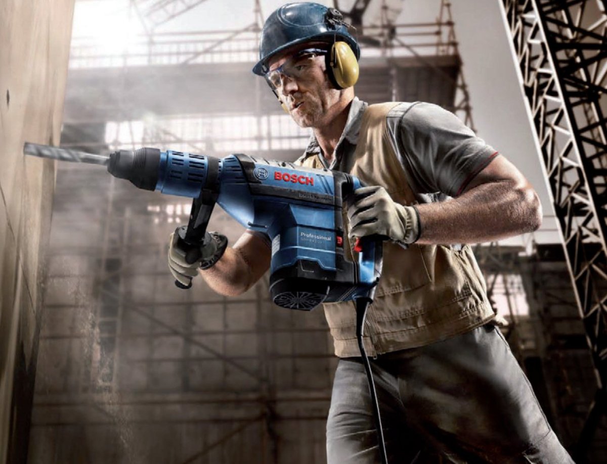Строитель с дрелью