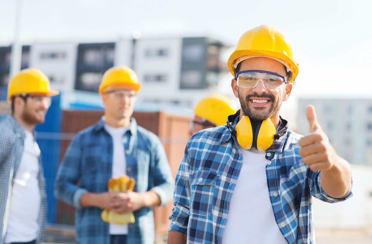 Строитель в каске на стройке