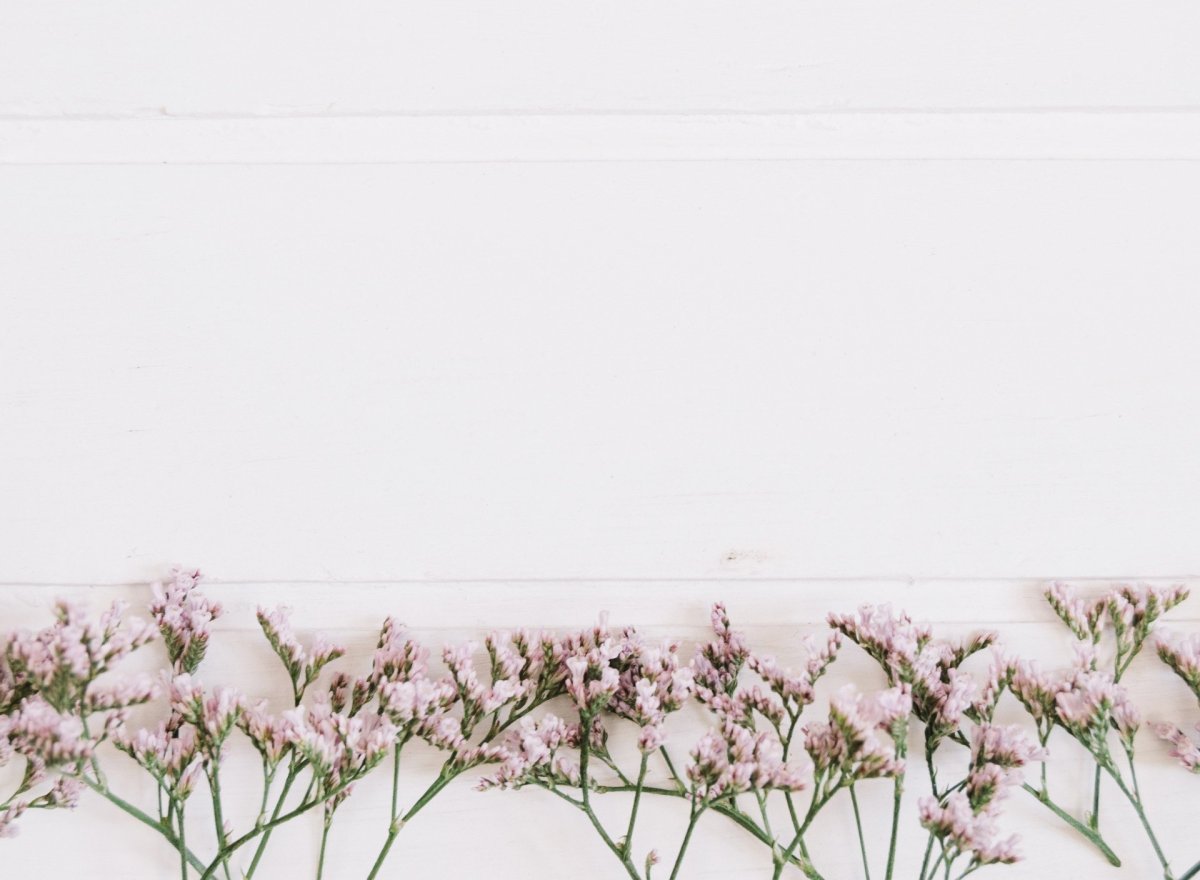 Розовый мрамор с надписями