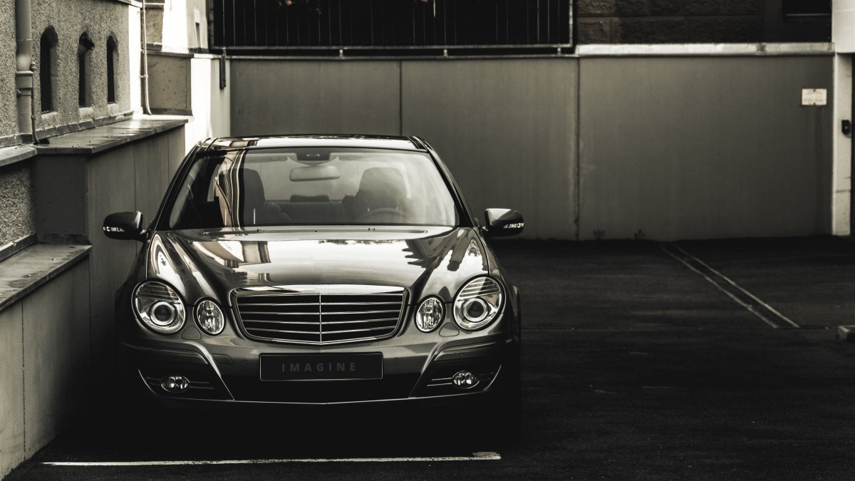 Чёрный Мерседес Бенц с класса