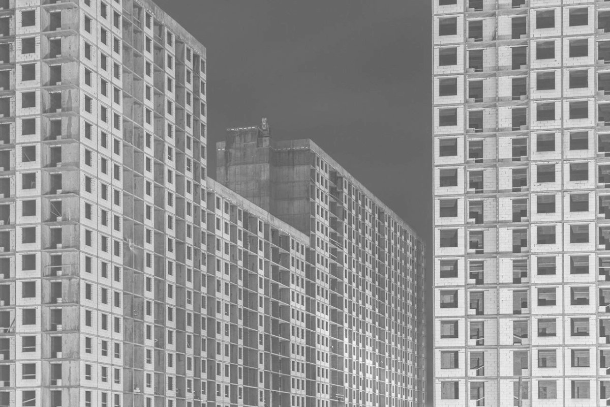 Серые панельные многоэтажки
