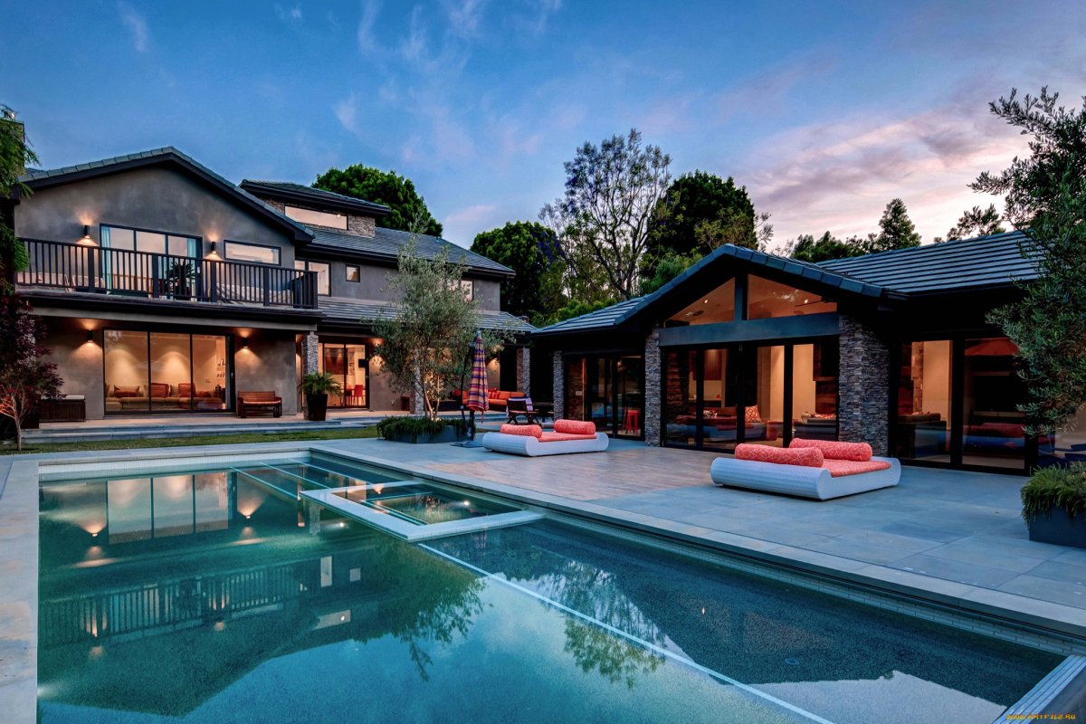 Особняк с бассейном