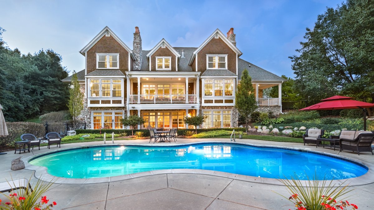 Красивый дом с бассейном