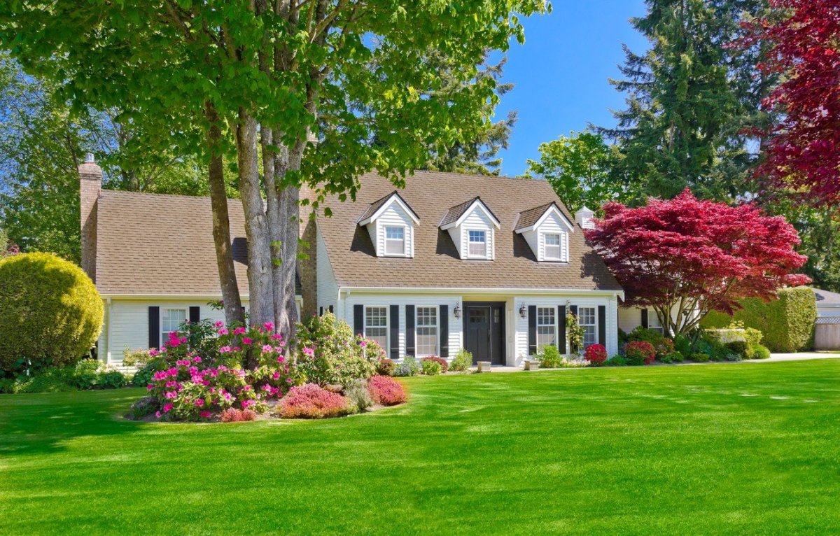 Домик с газоном