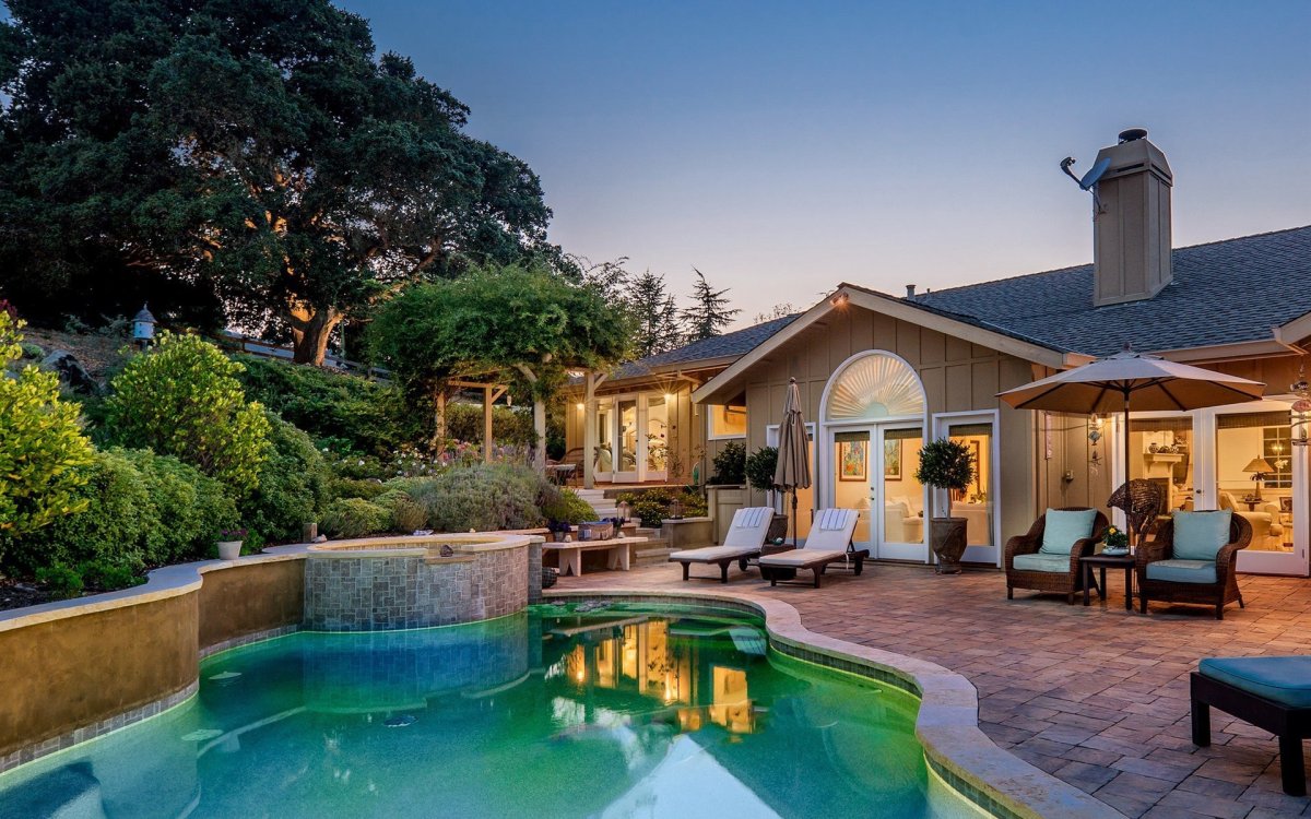 Красивый дом с бассейном