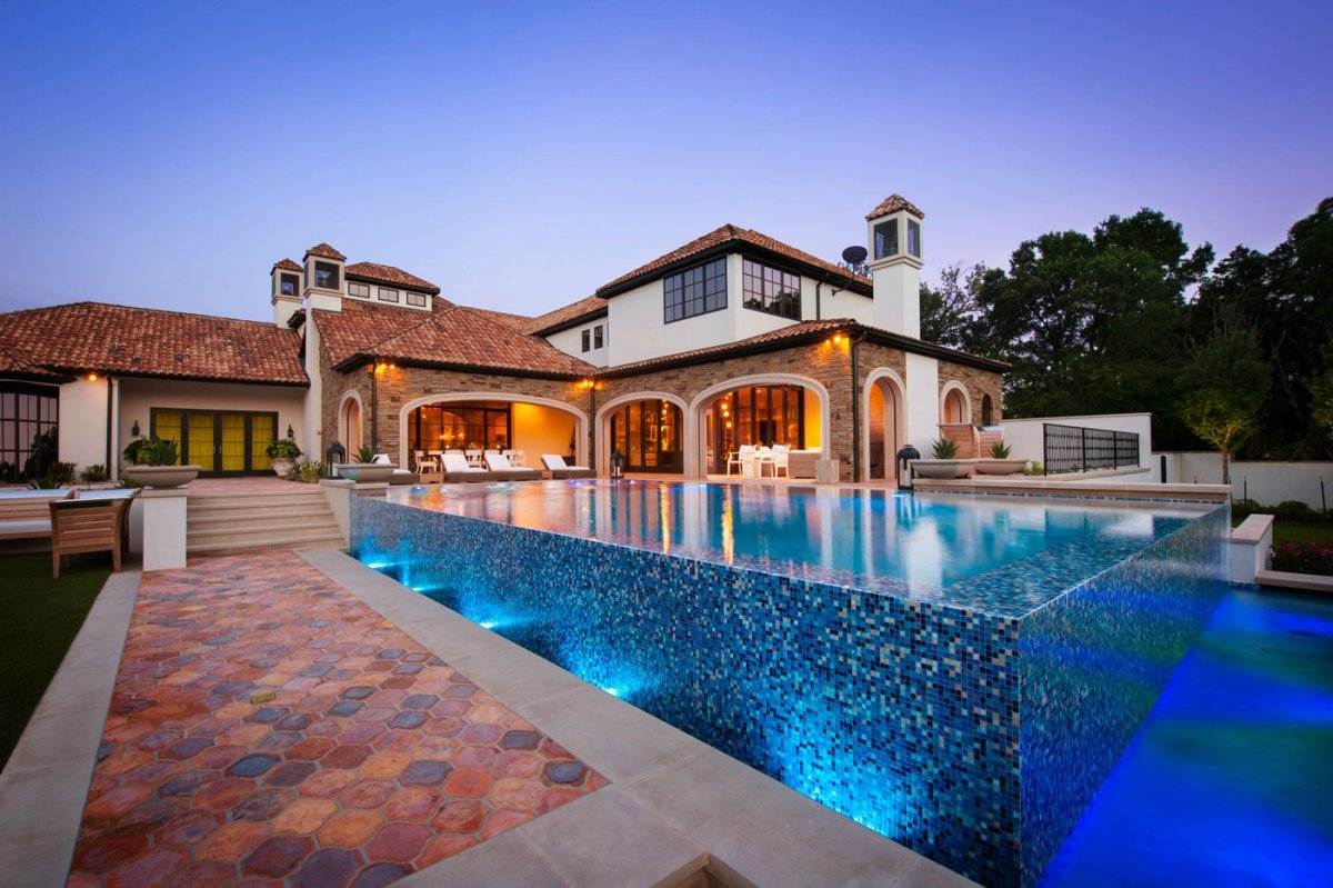 Шикарный особняк с бассейном