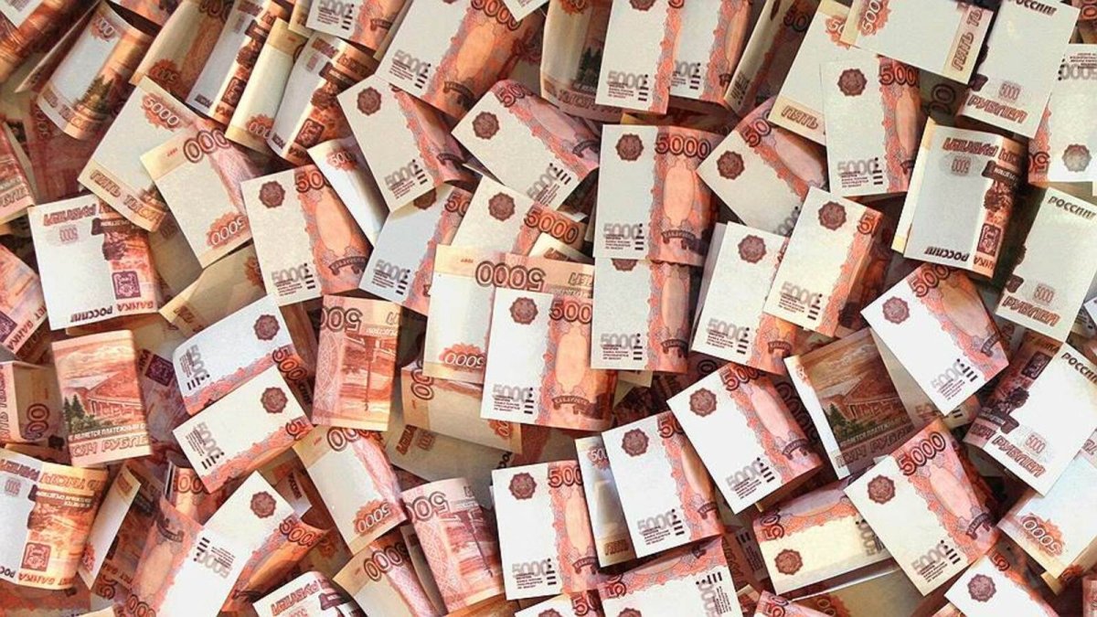 Огромная стопка денег