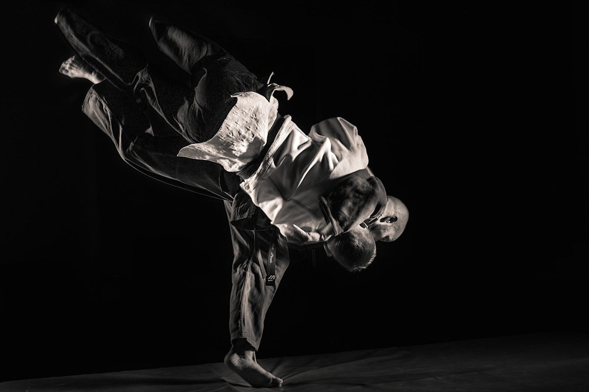 Дзюдо на черном фоне