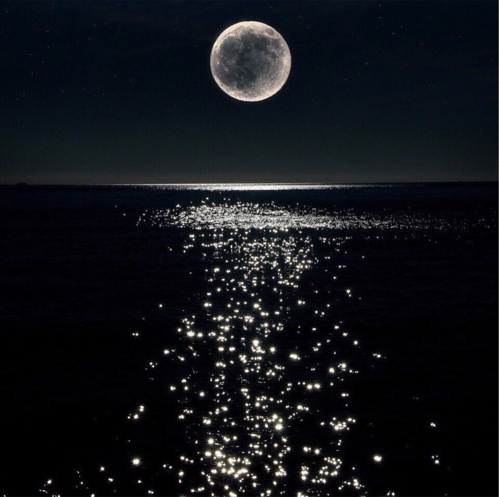 Одинокая луна розовая. Лунная ночь. Ночь Луна море. Лунный пейзаж. Ночное небо с луной.