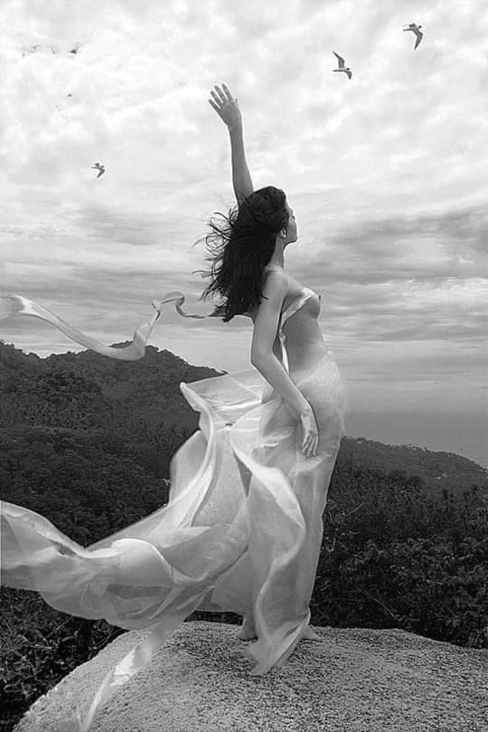 Свободен как ветер. Девушка на обрыве. Девушка летает. Девушка в длинном белом платье. Девушка в полете.