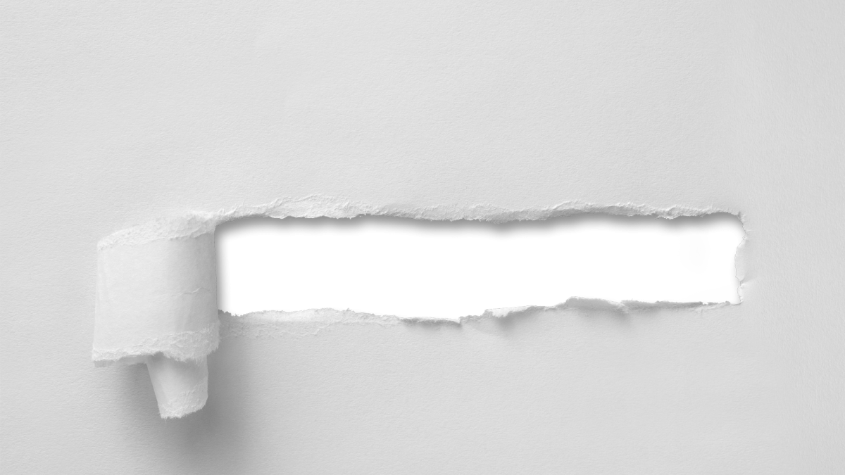 Кусок рваной бумаги