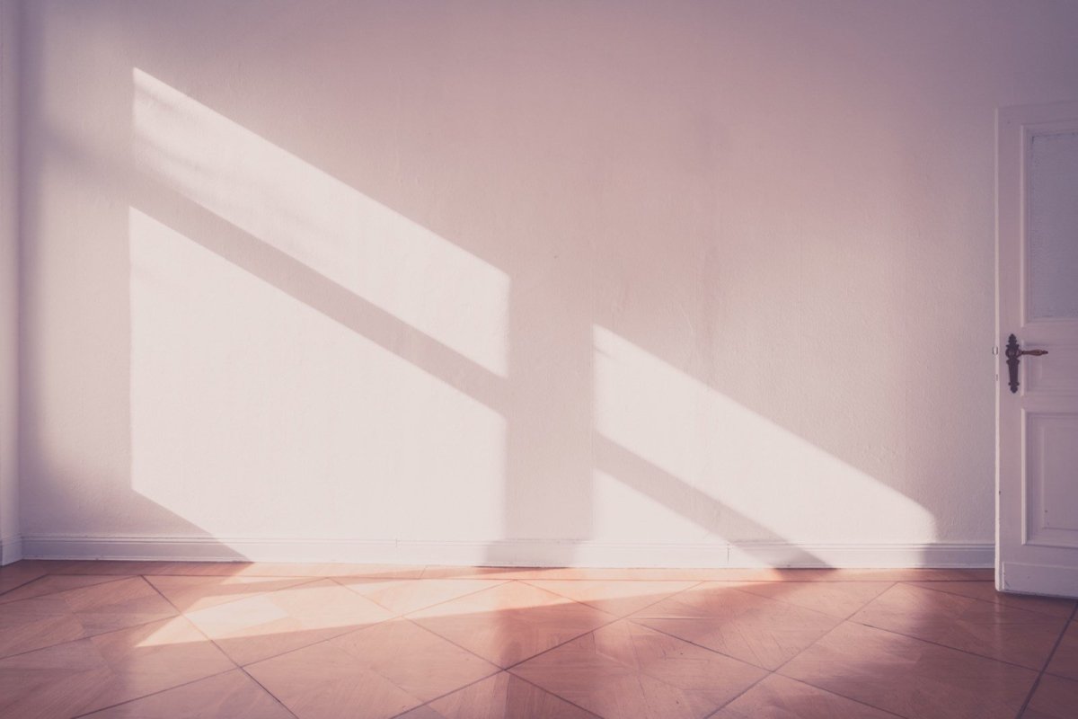 Свет из окна на стене