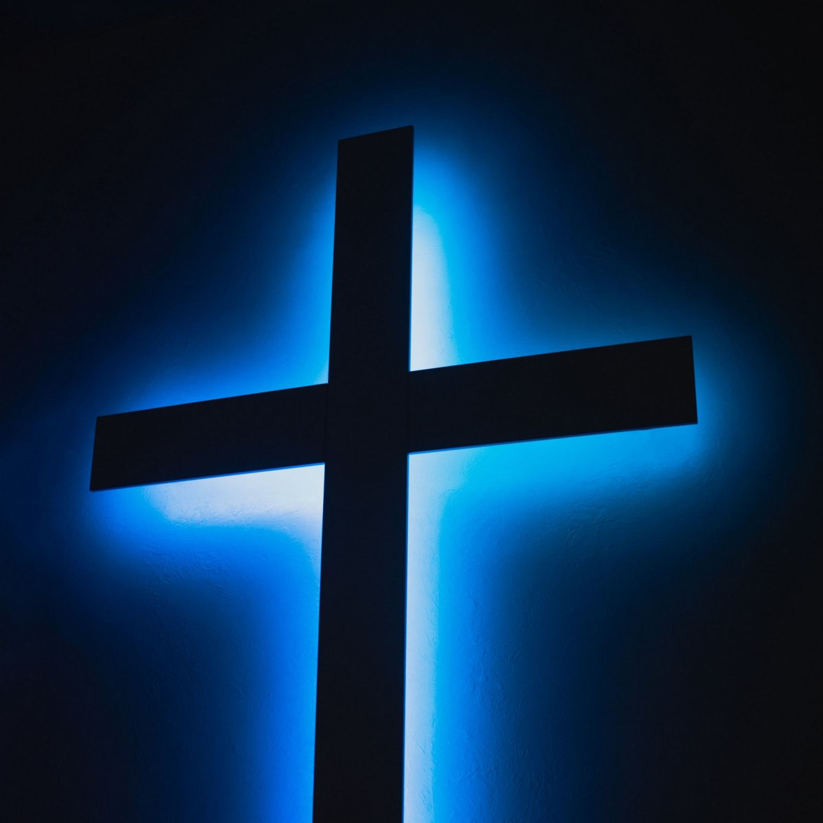 Белый крестик на черном фоне