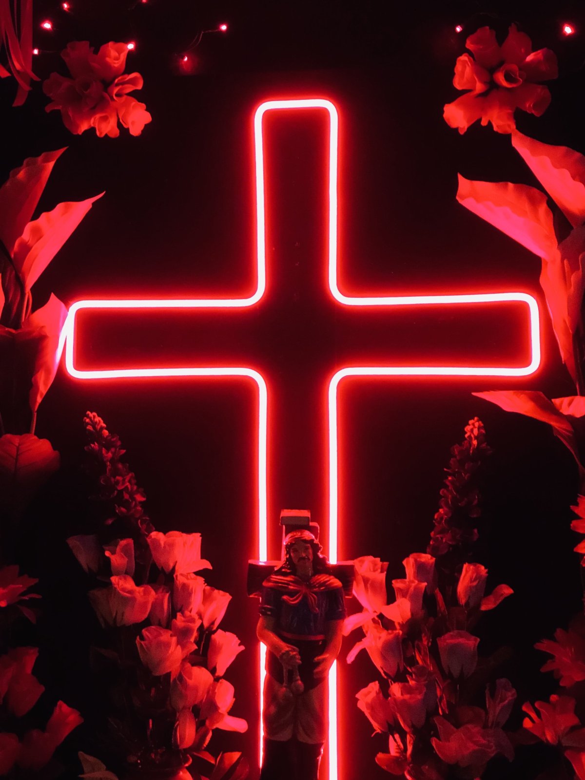 Неоновый крестик