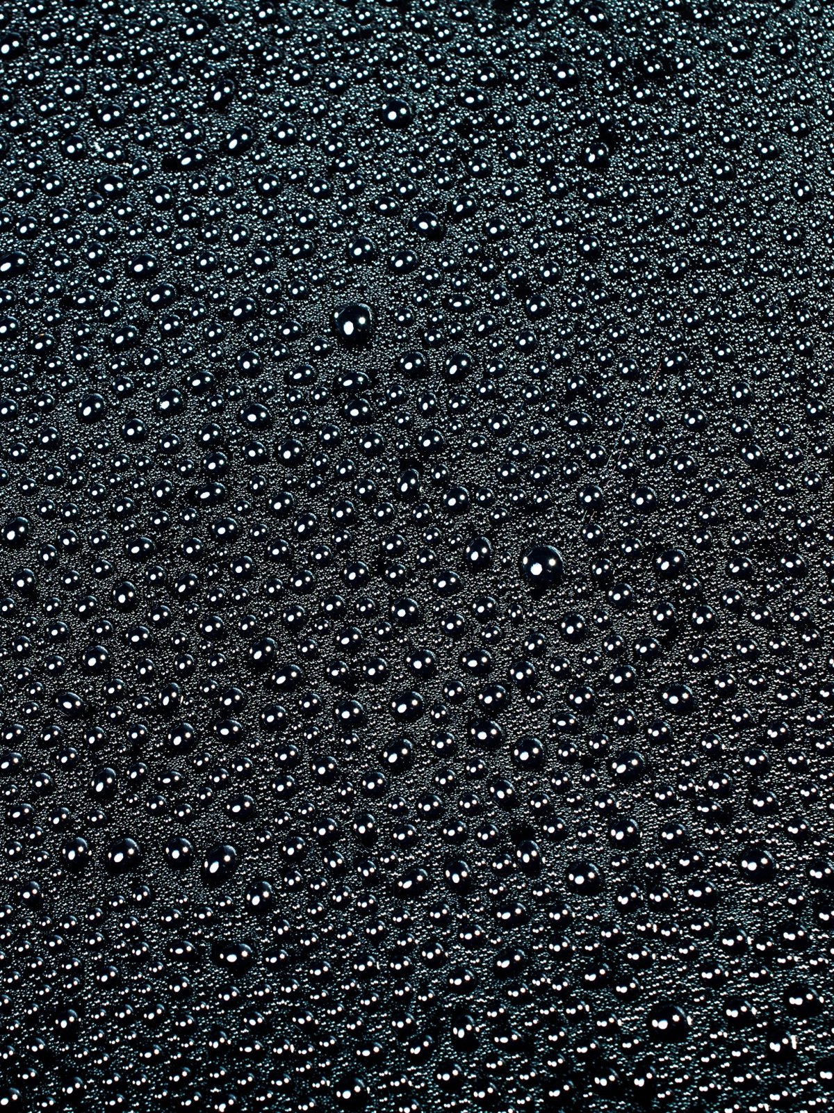 Капли воды на черном