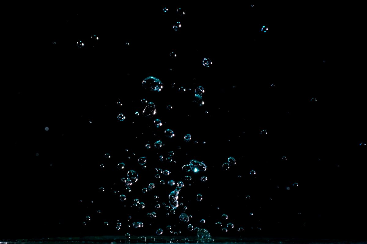 Вода на черном фоне