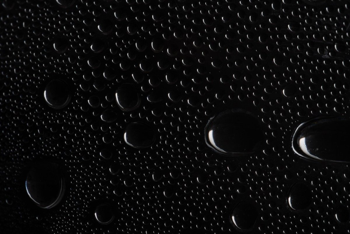 Капли на черном стекле