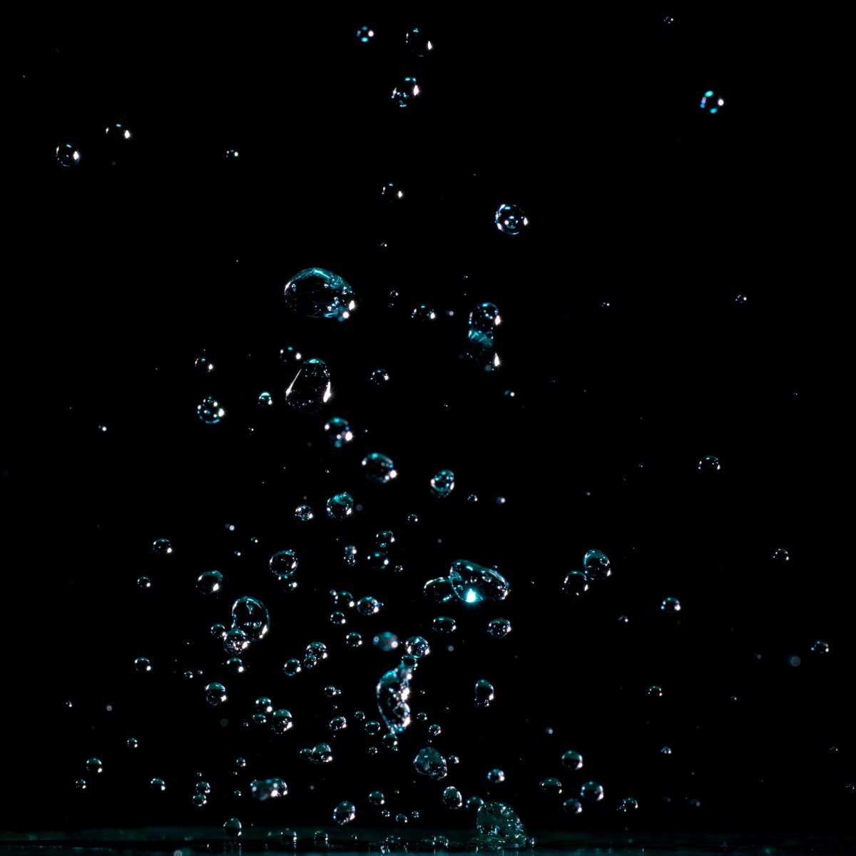 Капля на черном фоне