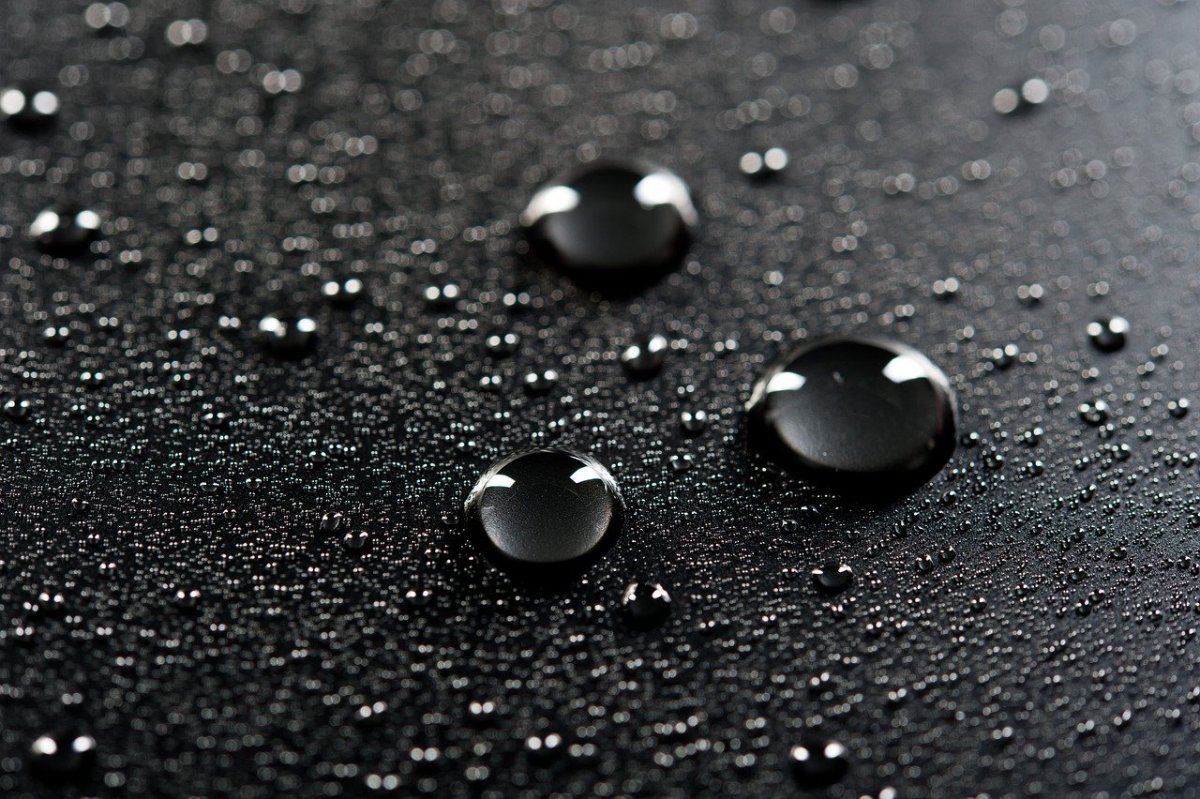 Капли на черной ткани