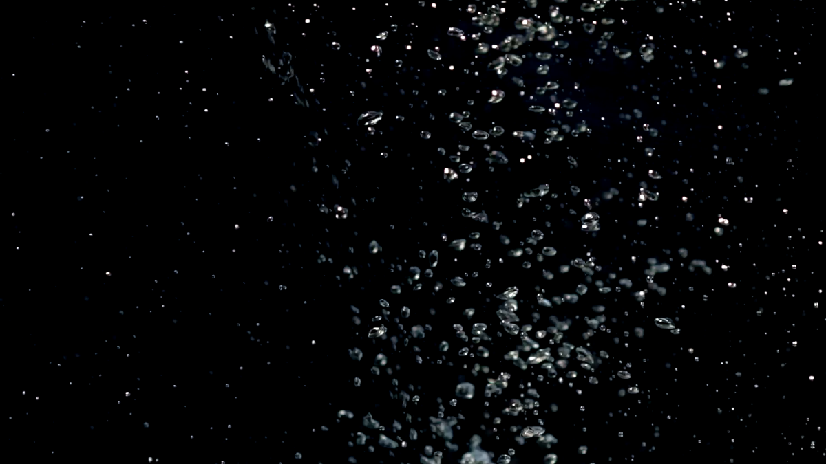 Брызги воды на черном фоне