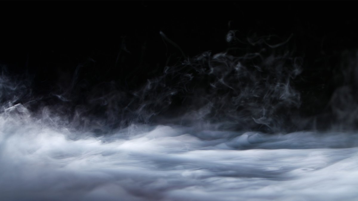 Стелющийся дым на черном фоне