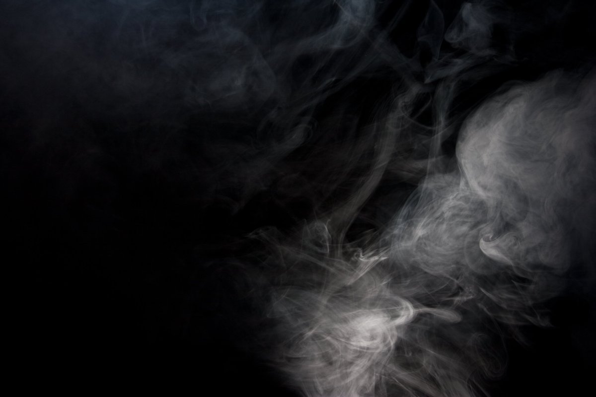 Дым на черном фоне