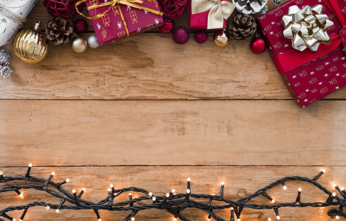 Новогодние подарки на деревянном фоне