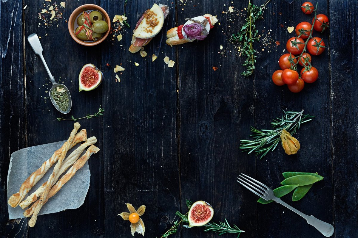 Еда на деревянном столе