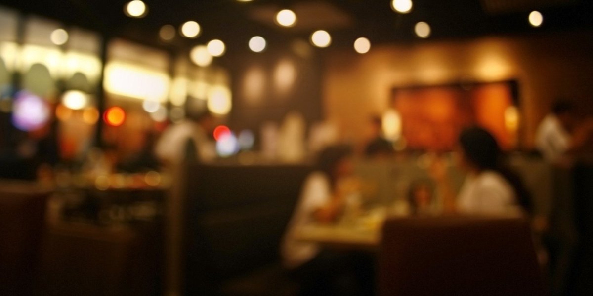 Бар ресторан задний фон размытый