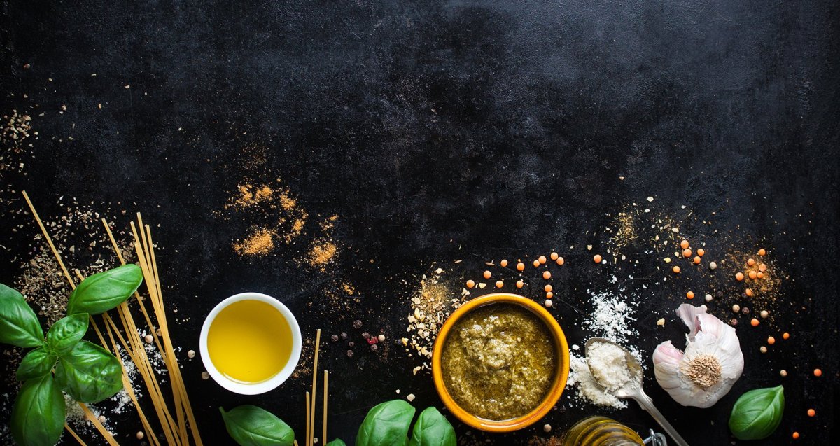 Специи на темном фоне